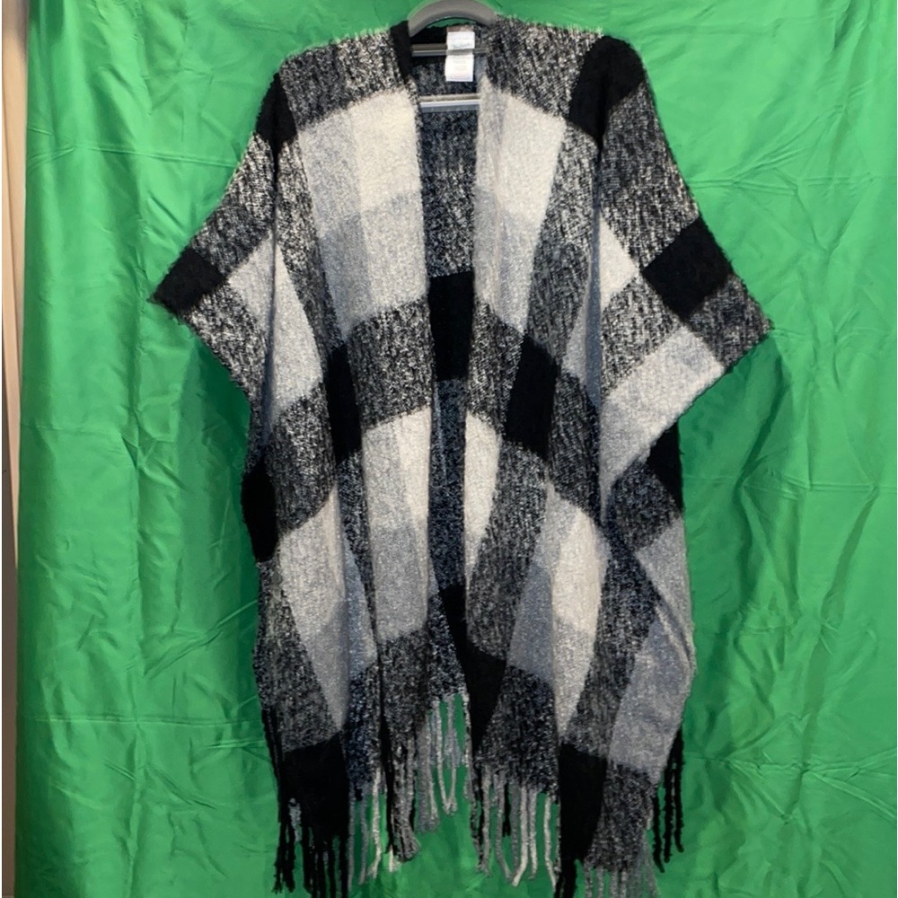 WOOLRICH  OS TALL SWEATER SERAPE CAPE Plaids of Black and Grays Long Fringe @Hem - Picture 4 of 12
